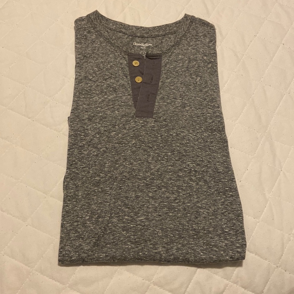 Mens tee shirt 3 button down. Good condition.